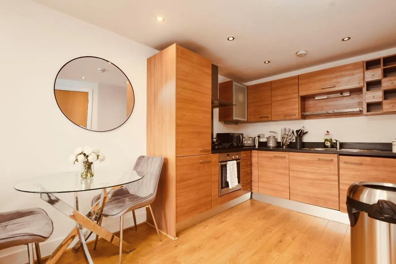 Apartment Deluxe City Modern Apt&Free Parking No Balcony Leeds