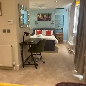  Apartment Flat Parking Off Road United Kingdom