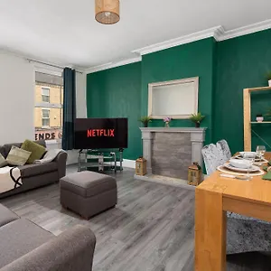  Apartment Spacious 4-bedroom - Free Public Parking United Kingdom